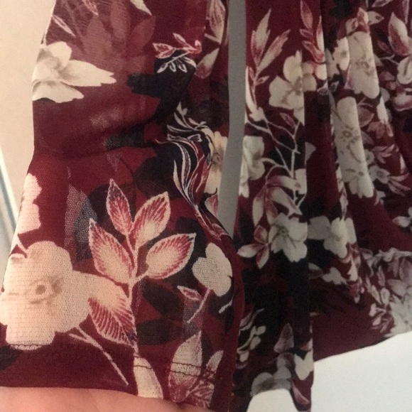 Sold @ consignment - Floral print top 🥀 - Picture 3 of 5